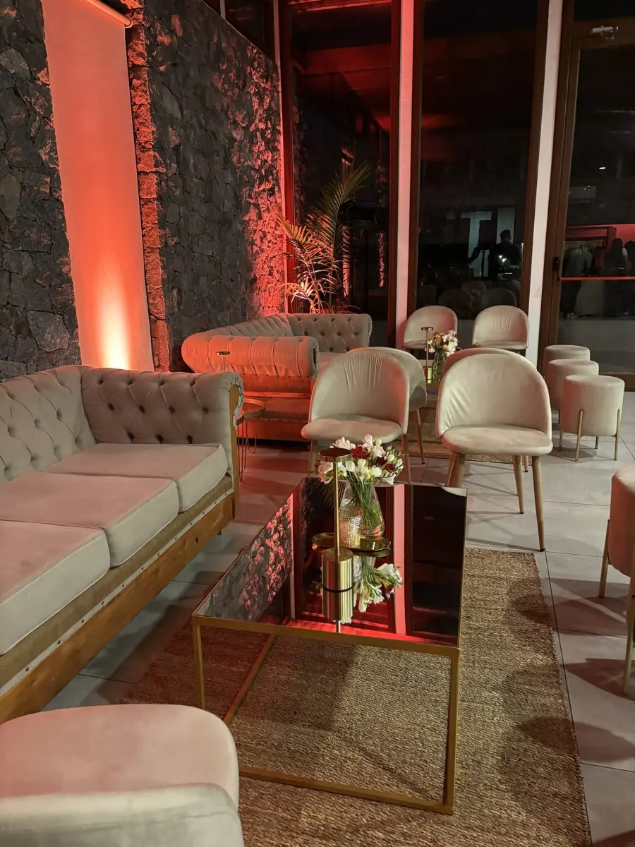 Ambientación e iluminación cálida para casamiento en Mar del Plata