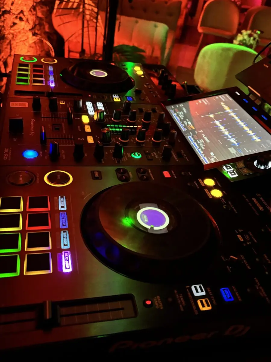 Cabina de DJ con controladora Pioneer para fiestas y 15 años
