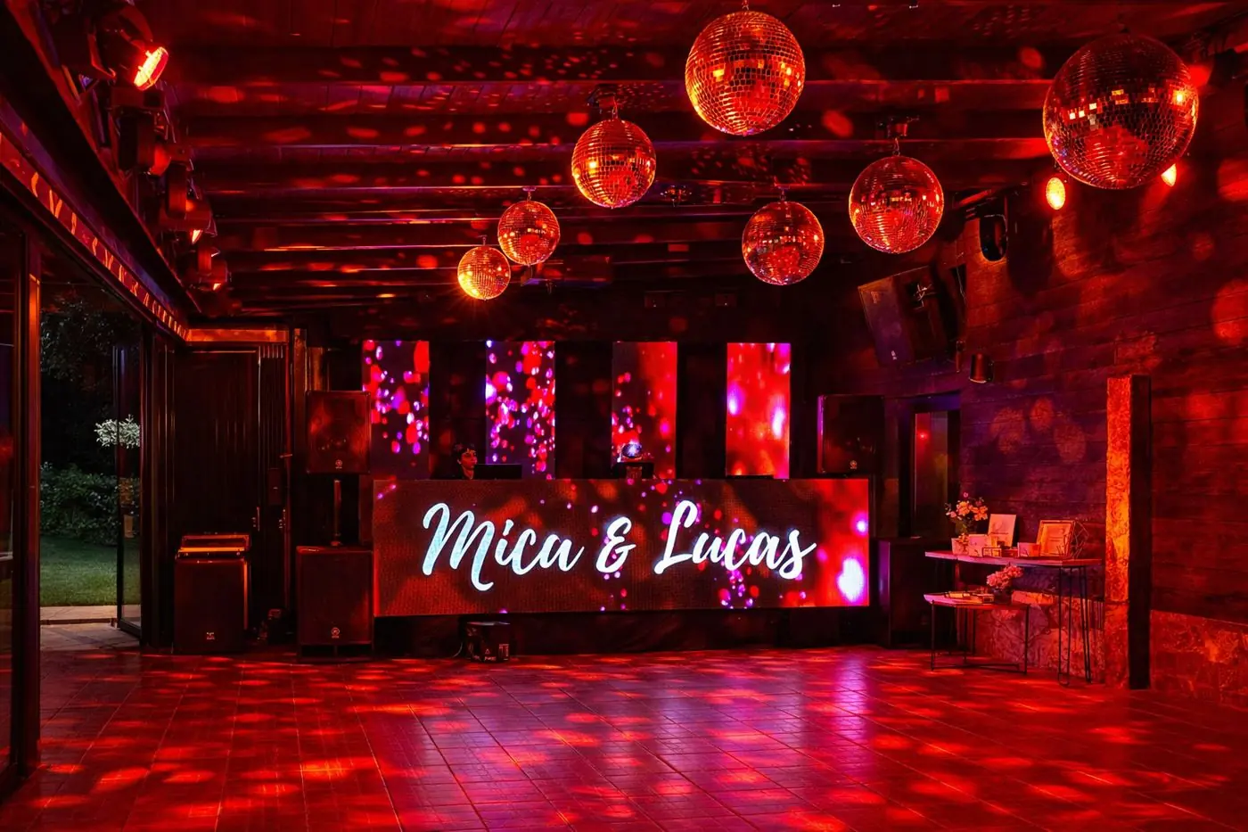 Pista de casamiento con pantalla LED, bolas de espejo e iluminación en Mar del Plata