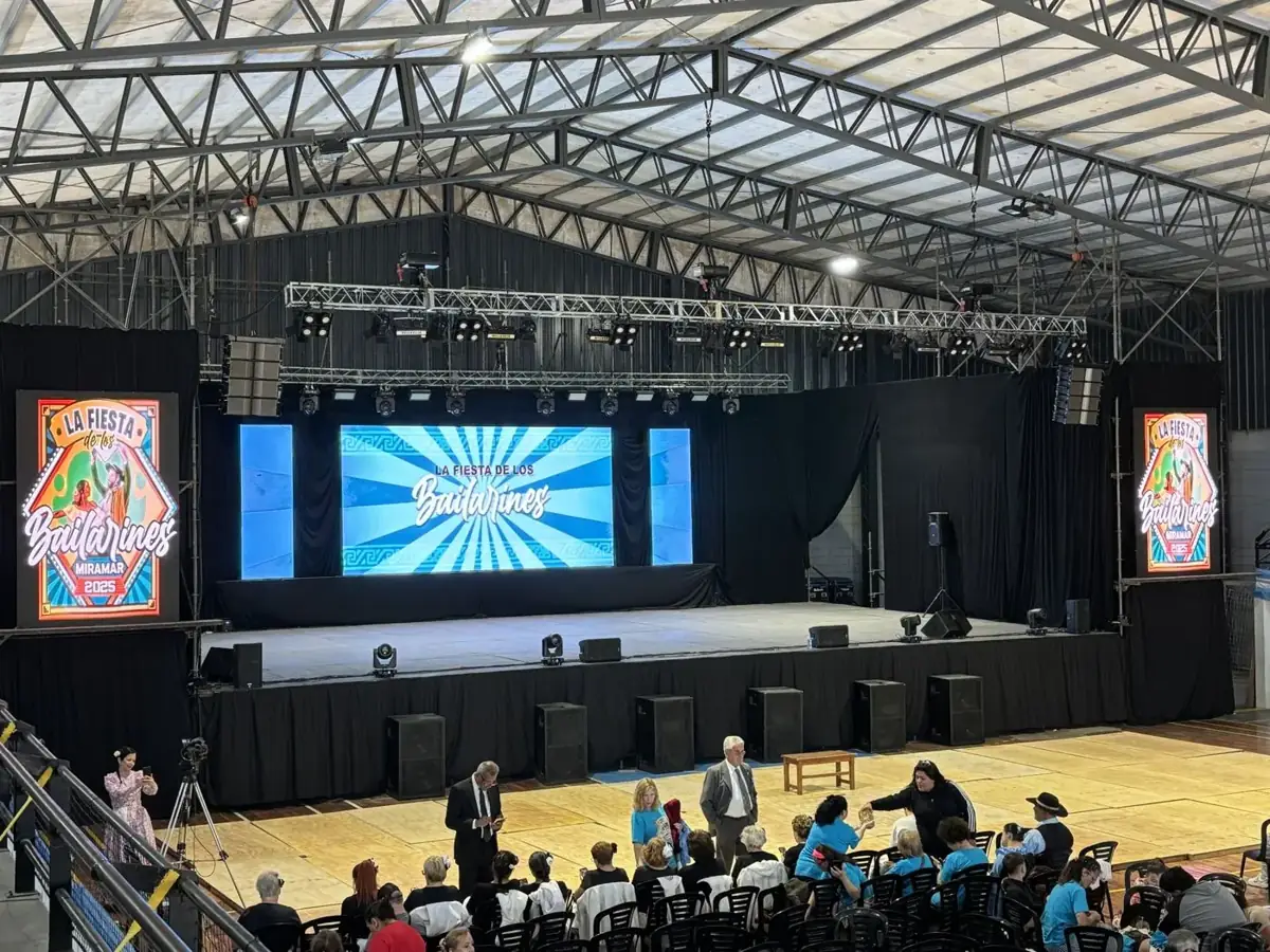 Escenario con pantallas LED, line array e iluminación robótica en la Fiesta de los Bailarines de Miramar
