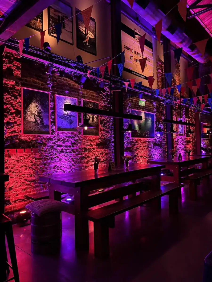 Iluminación ambiental roja y violeta para un aniversario en cervecería