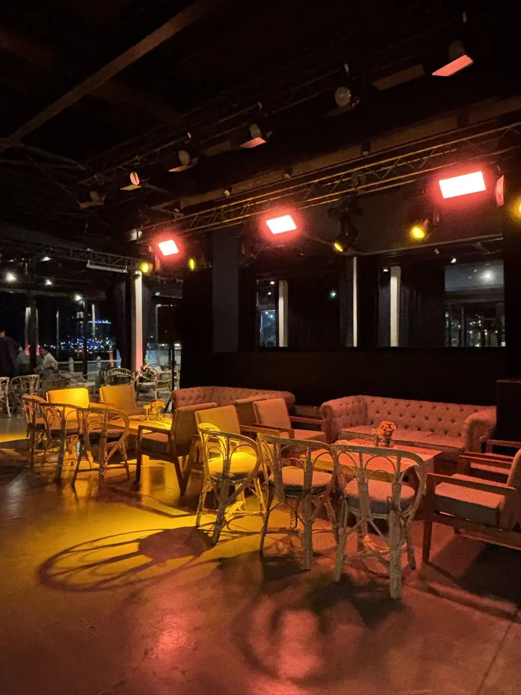 Iluminación cálida para living de sillones en un evento