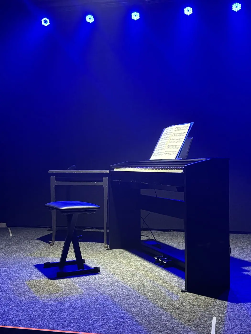 Iluminación de escenario con luces LED azules para concierto de piano