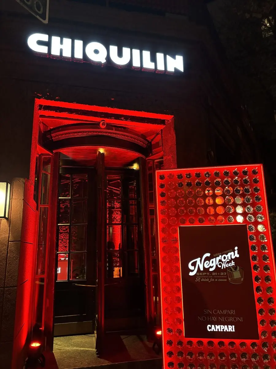 Iluminación de fachada para evento corporativo de marca