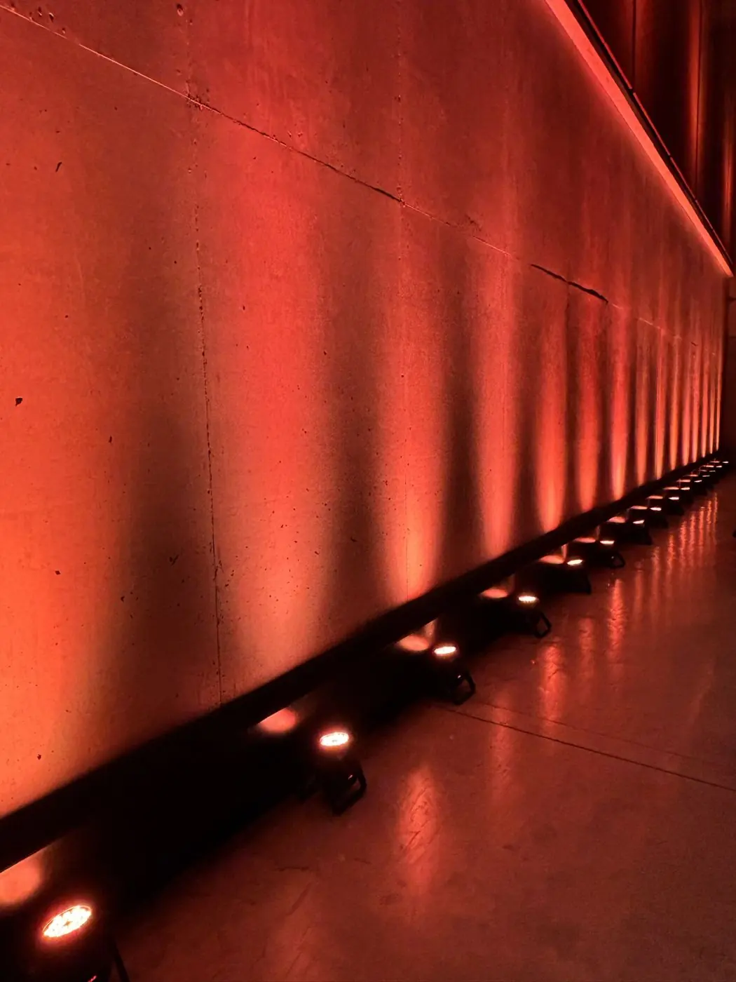 Iluminación perimetral de pared con reflectores LED para eventos