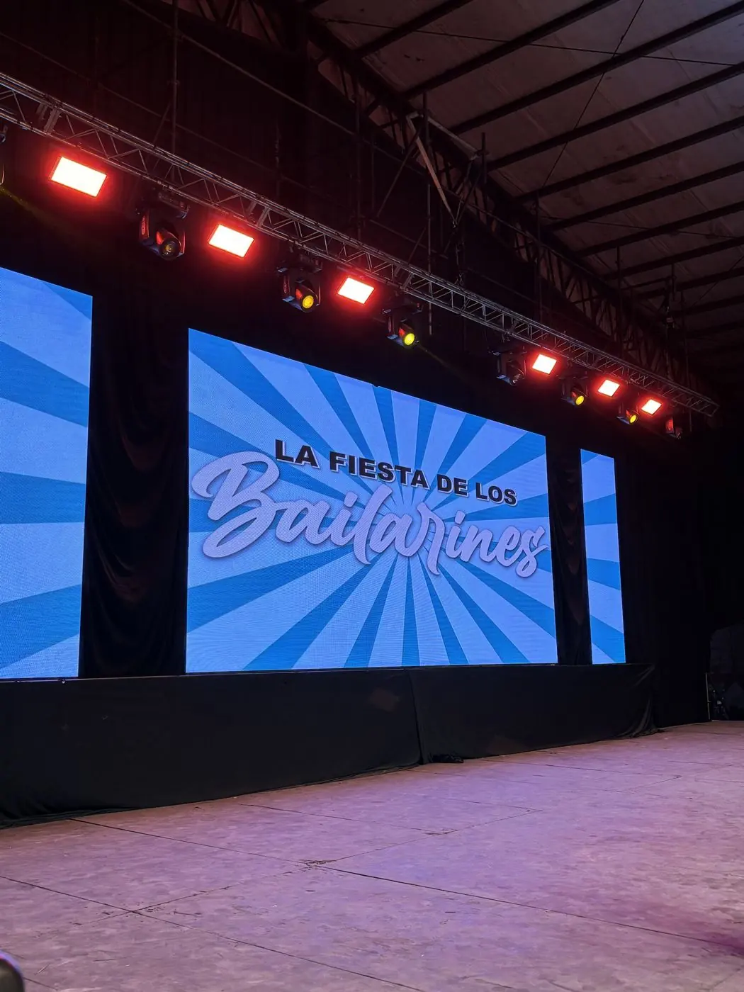 Pantalla LED de gran formato en escenario de fiesta popular
